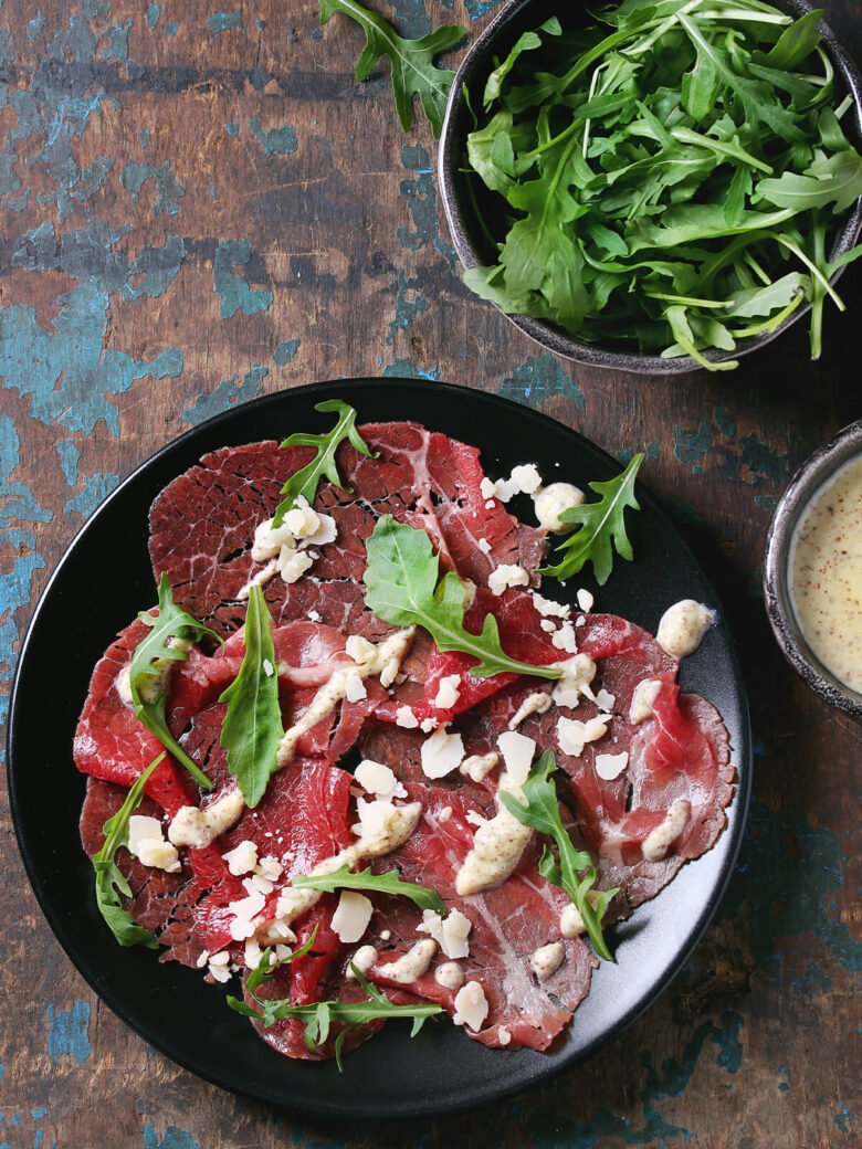 Carpaccio mit Senfsauce serviert