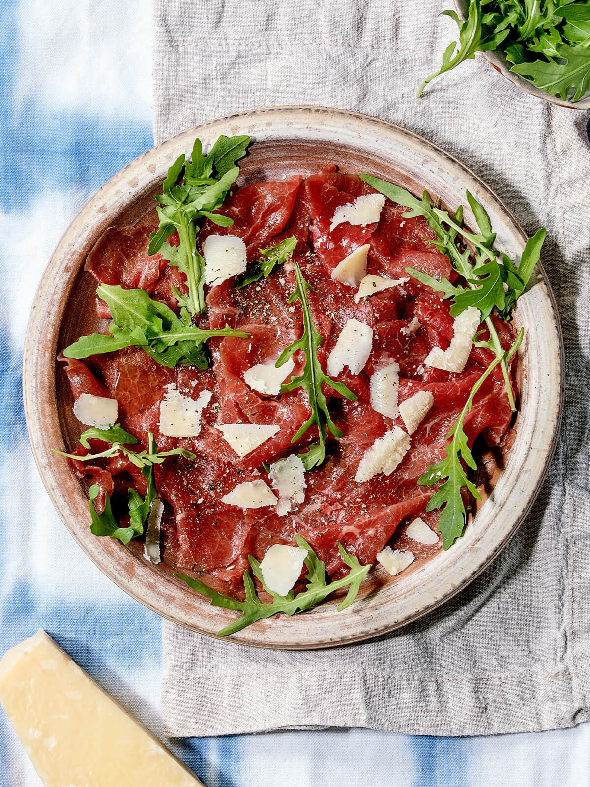 Carpaccio di Manzo – hauchdünne Rinderfilet-Scheiben mit Rucola und Parmesan