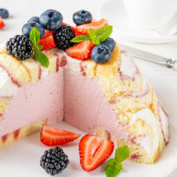 Charlotte Royale mit Erdbeercreme – Biskuitrollen-Kuppeltorte