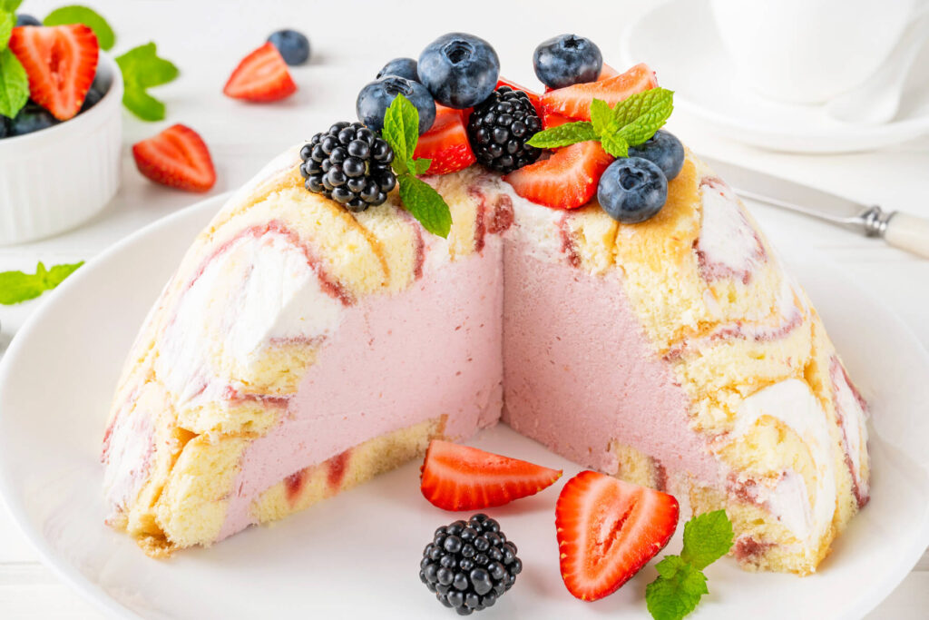 Charlotte Royale mit Erdbeercreme – Biskuitrollen-Kuppeltorte