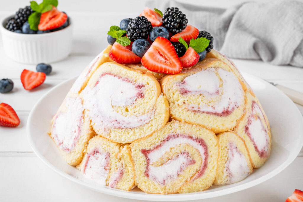 Charlotte Royale mit Erdbeercreme – Biskuitrollen-Kuppeltorte