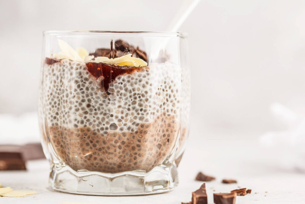Chia-Pudding mit Schokolade, Mandeln und Beerenkonfitüre