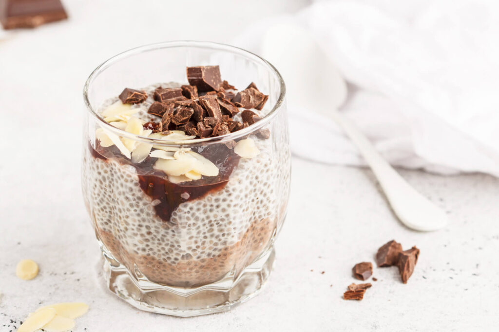 Chia-Pudding mit Schokolade, Mandeln und Beerenkonfitüre