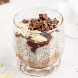 Chia-Pudding mit Schokolade, Mandeln und Beerenkonfitüre