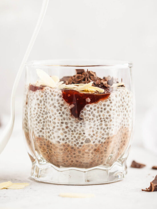 Chia-Pudding mit Schokolade, Mandeln und Beerenkonfitüre