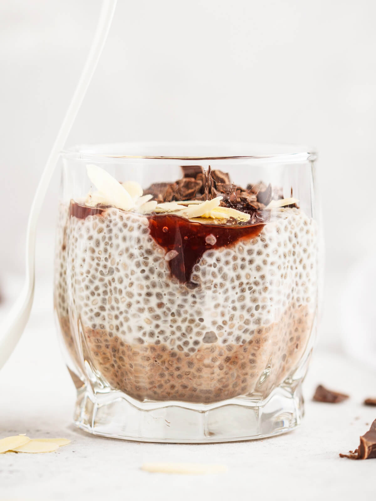 Chia-Pudding mit Schokolade, Mandeln und Beerenkonfitüre