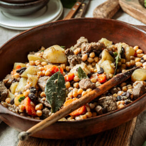Hamin mit Pearl Couscous im Tontopf