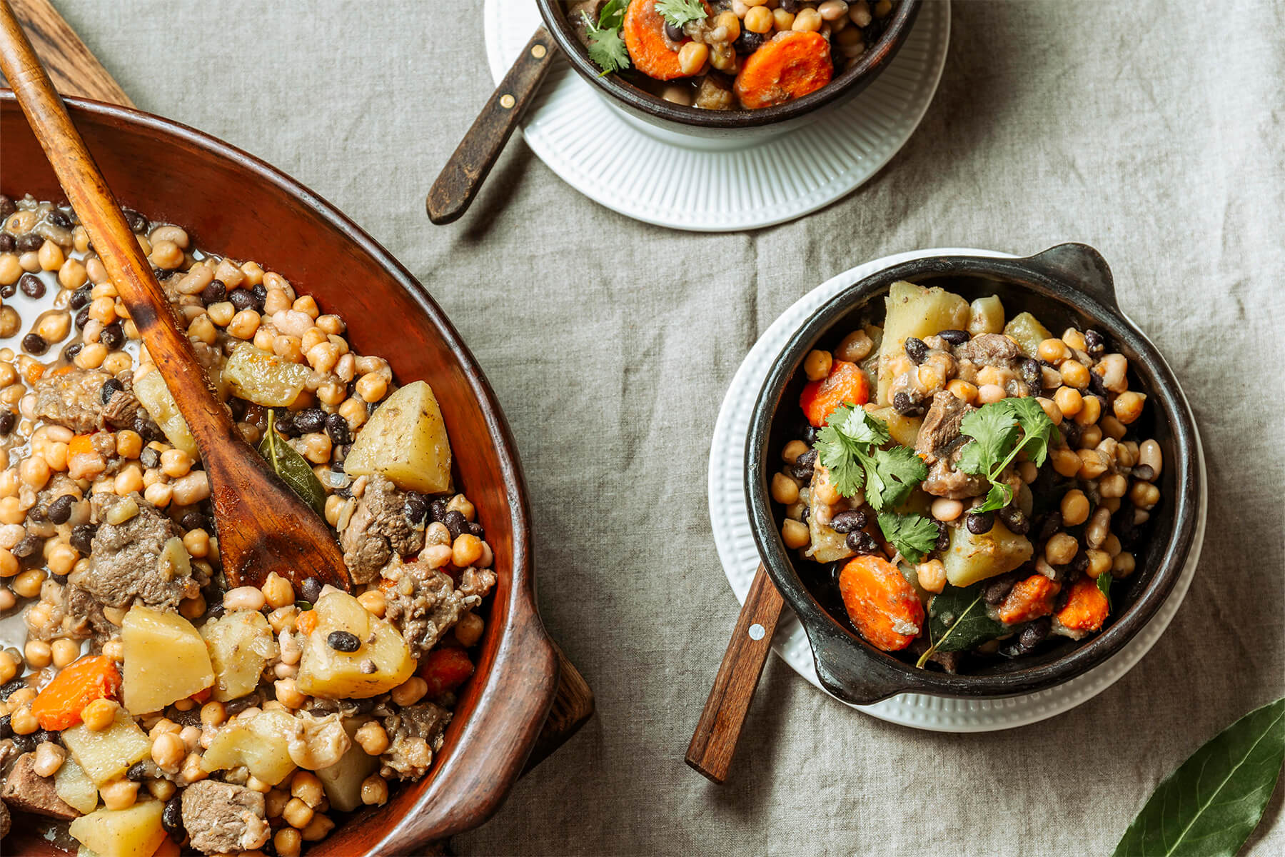 Cholent mit Brot serviert