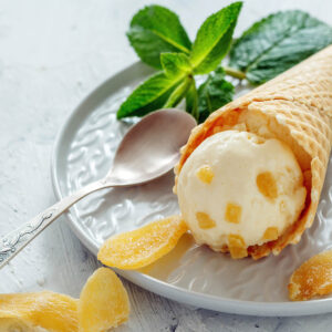 Cremiges Ingwereis mit kandierten Ingwerstücken
