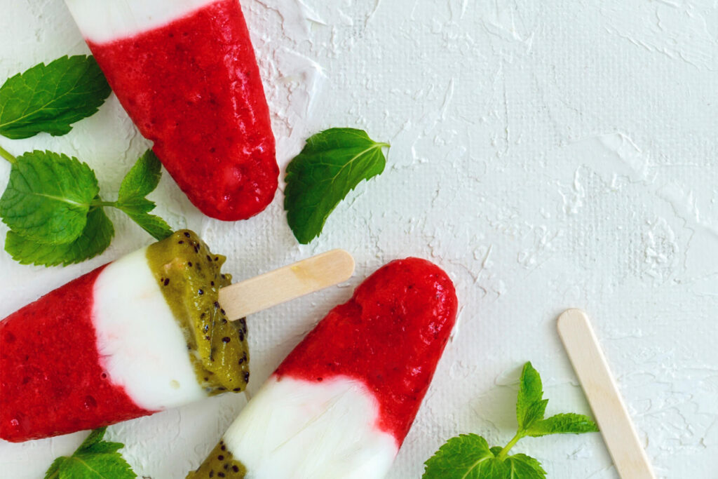 Dreischichtiges-Erdbeer-Joghurt-Kiwi-Stieleis