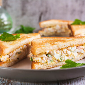 Chopped Egg Bacon Sandwich auf Teller
