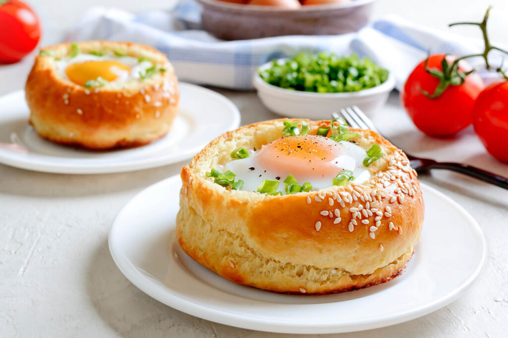 Eier-Brötchen mit Frühlingszwiebeln Draufsicht