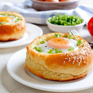 Eier-Brötchen mit Frühlingszwiebeln Draufsicht