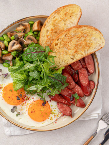 English Breakfast Bowl mit Spiegelei und Würstchen