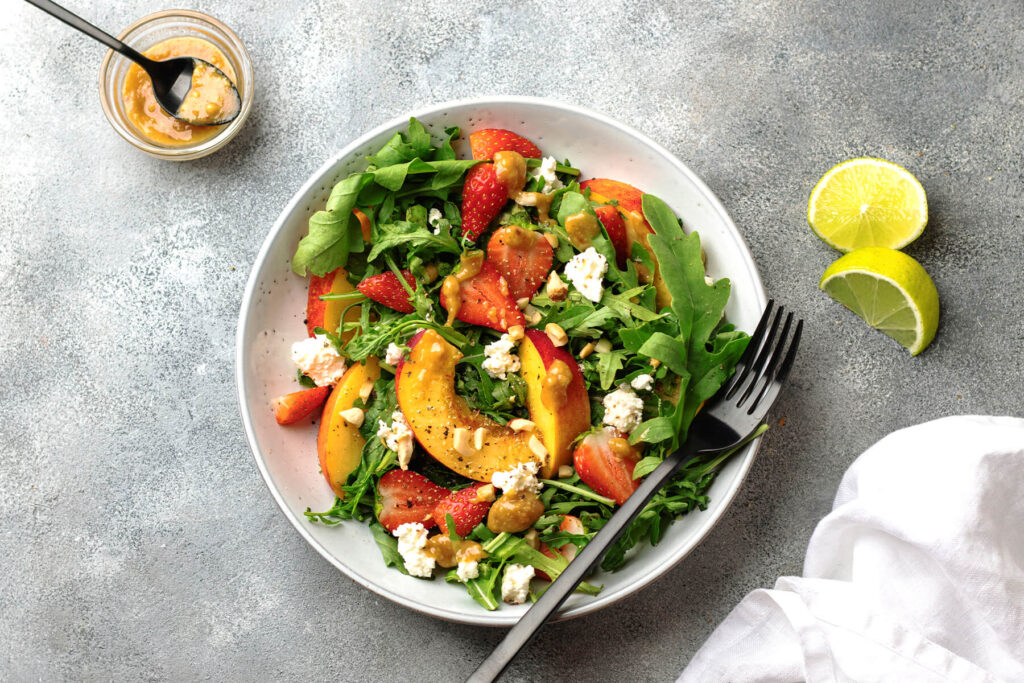 Erdbeer-Nektarine-Salat mit Erdnussbutter-Dressing