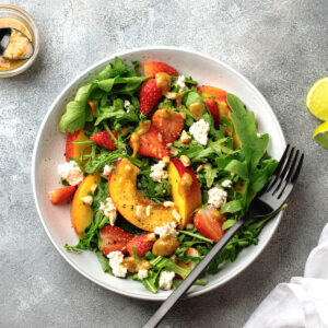Erdbeer-Nektarine-Salat mit Erdnussbutter-Dressing