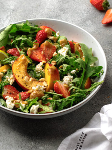 Erdbeer-Nektarine-Salat mit Hüttenkäse