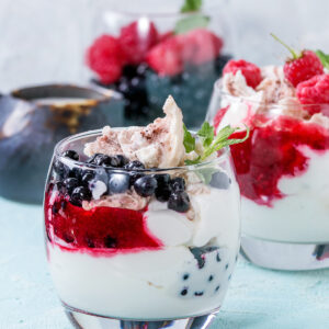 Eton Mess im Glas mit gemischten Sommerbeeren, Schoko-Baiserstücken und Vanille-Schlagsahne