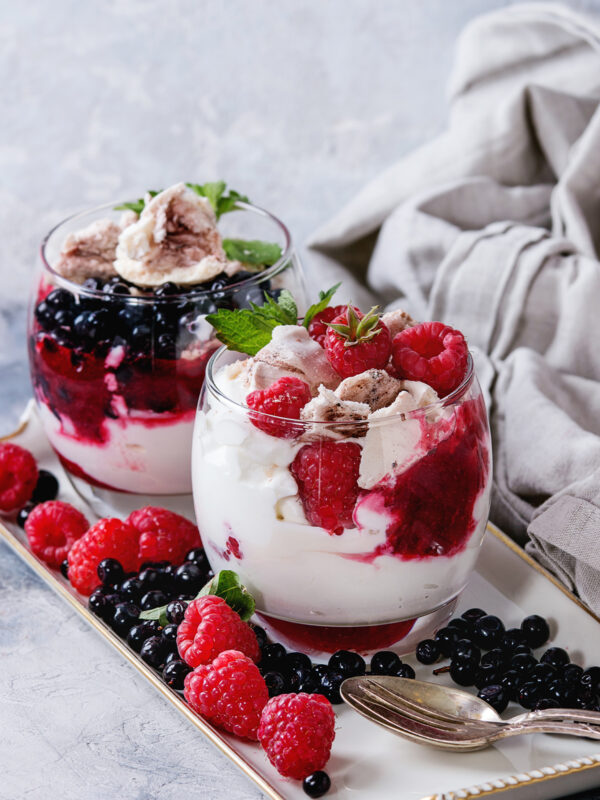 Eton Mess im Glas mit gemischten Sommerbeeren, Schoko-Baiser und Schlagsahne