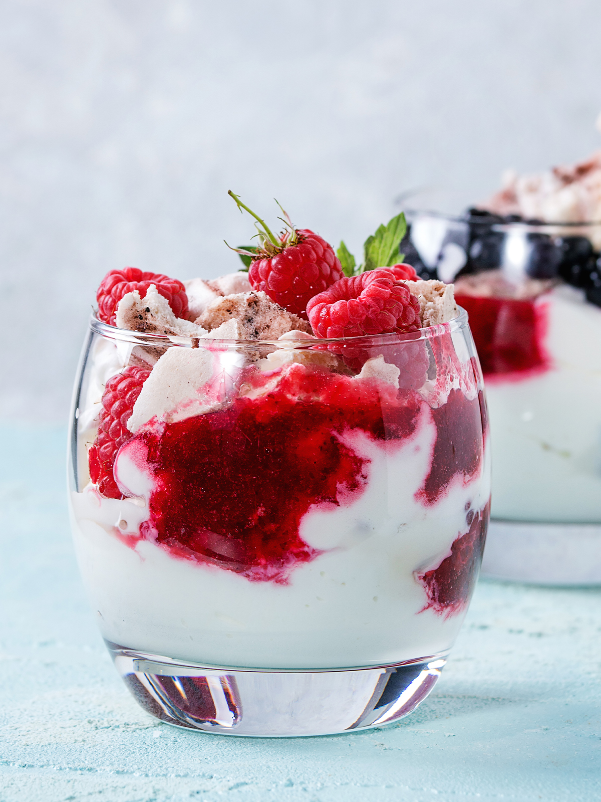 Eton Mess Komponenten – Schoko-Baiser, Schlagsahne und marinierte Beeren in Schalen