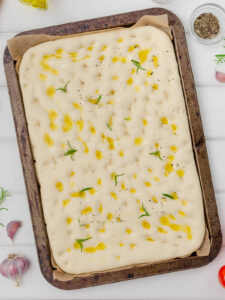 Klassische Focaccia mit Rosmarin von oben