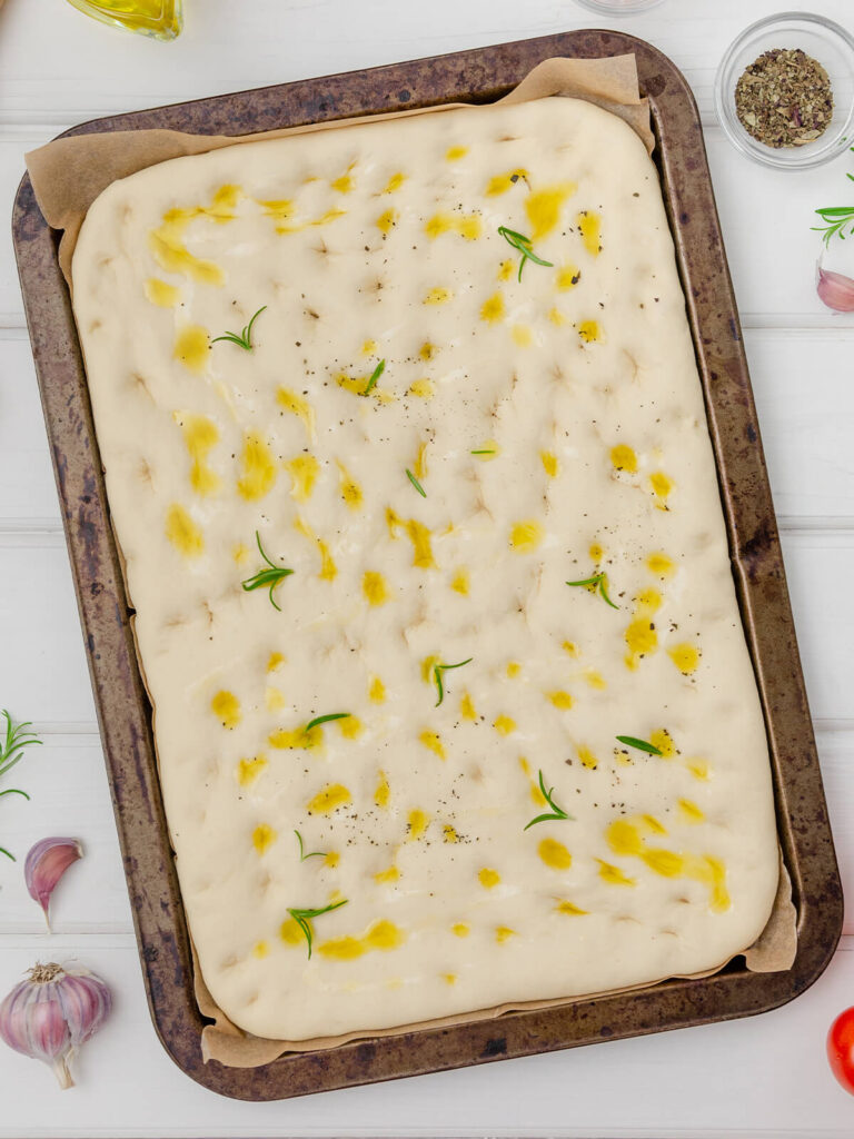 Klassische Focaccia mit Rosmarin von oben