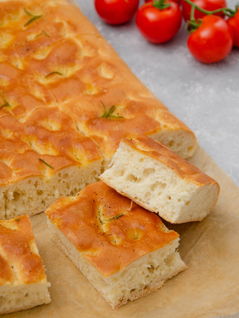 Klassische Focaccia mit Rosmarin und Meersalz – ligurisches Originalrezept