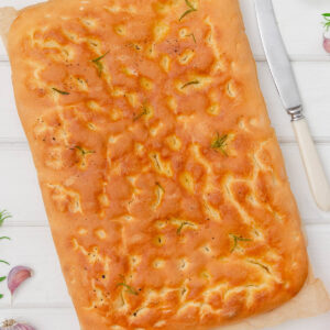 Klassische italienische Focaccia mit Rosmarin und schwarzem Pfeffer, goldbraun vom Blech