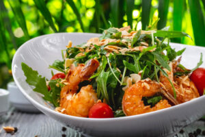 Garnelen-Rucola-Salat mit Mandeln in Schüssel