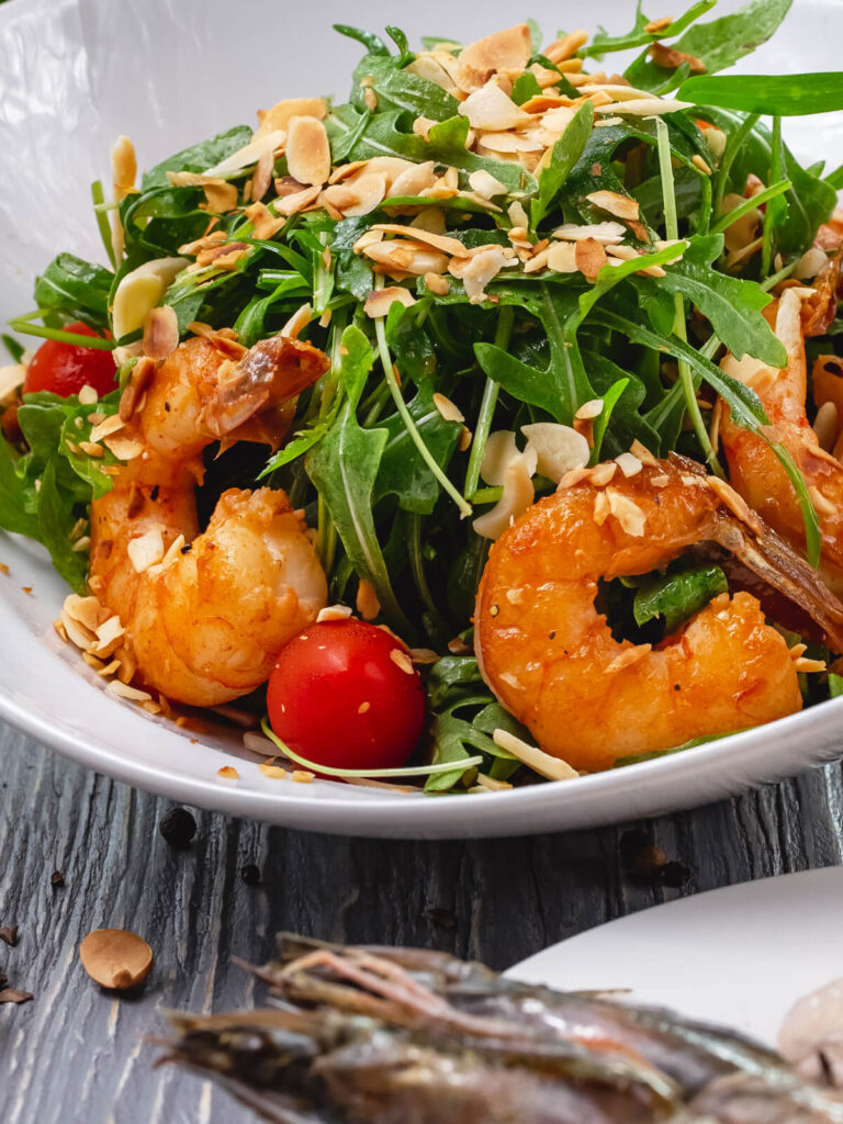 Garnelen-Rucola-Salat mit gerösteten Mandelblättchen und Kirschtomaten