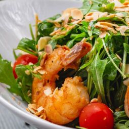 Garnelen-Rucola-Salat mit gerösteten Mandeln und Kirschtomaten – Leichter Sommersalat