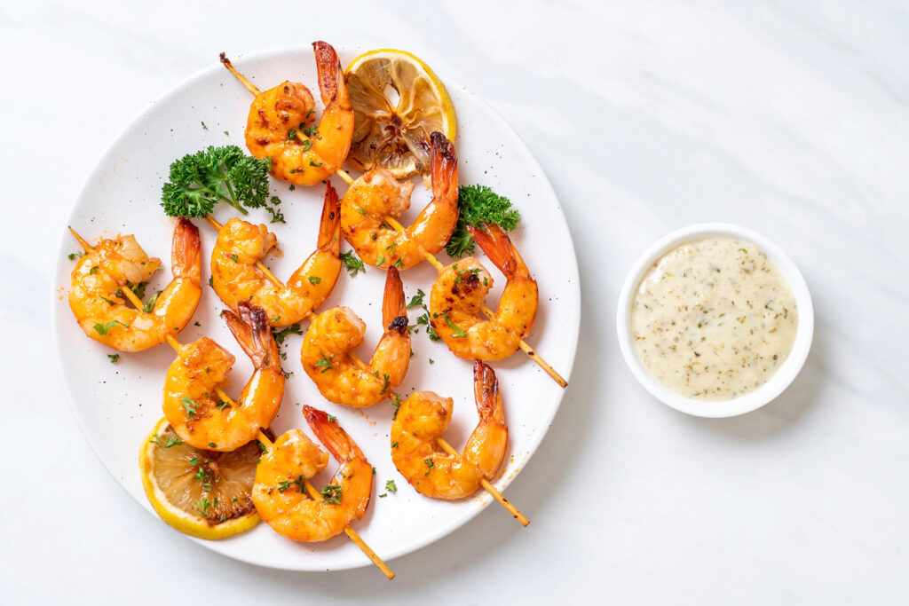 Gegrillte Tiger-Garnelen-Spieße mit Zitrone und Dip