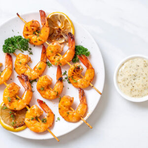 Gegrillte Tiger-Garnelen-Spieße mit Zitrone und Dip