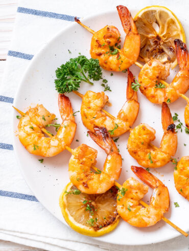 Gegrillte Tiger-Garnelen-Spieße mit Zitrone