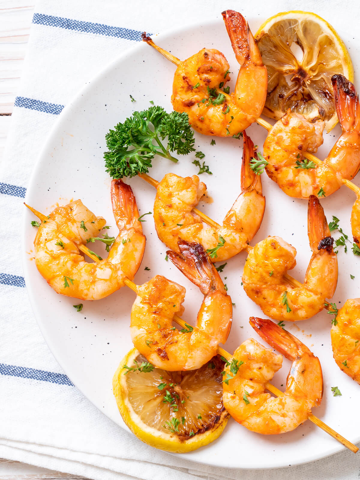 Gegrillte Tiger-Garnelen-Spieße mit Zitrone