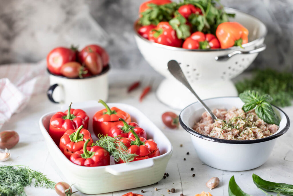 Gefüllte Paprika in Möhren-Tomaten-Sauce