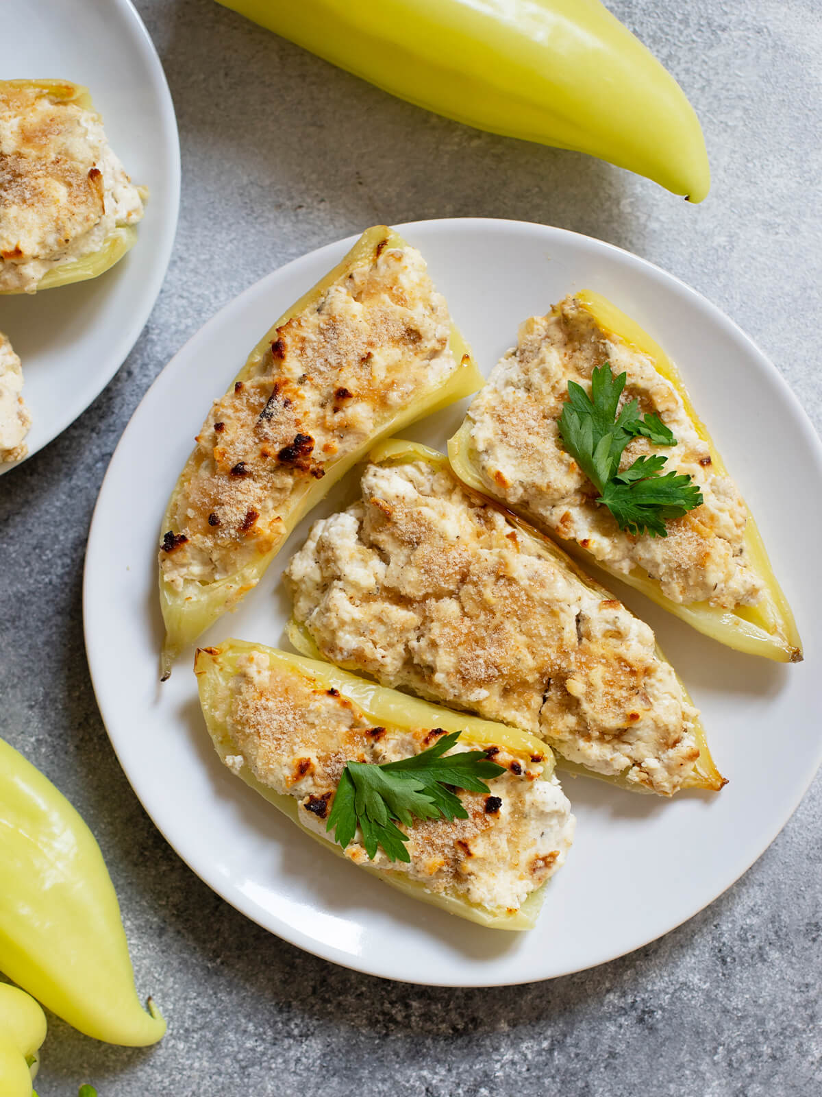 Gefüllte Spitzpaprika mit Feta, Frischkäse und Petersilie aus dem Ofen