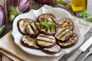 Gegrillte Auberginen mariniert