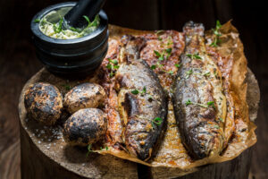 Gegrillte Forelle mit Aschekartoffeln