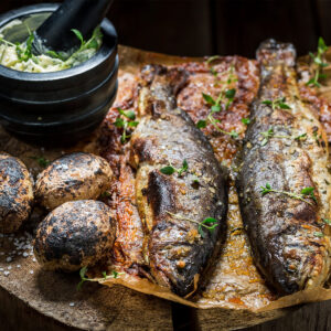 Gegrillte Forelle mit Aschekartoffeln