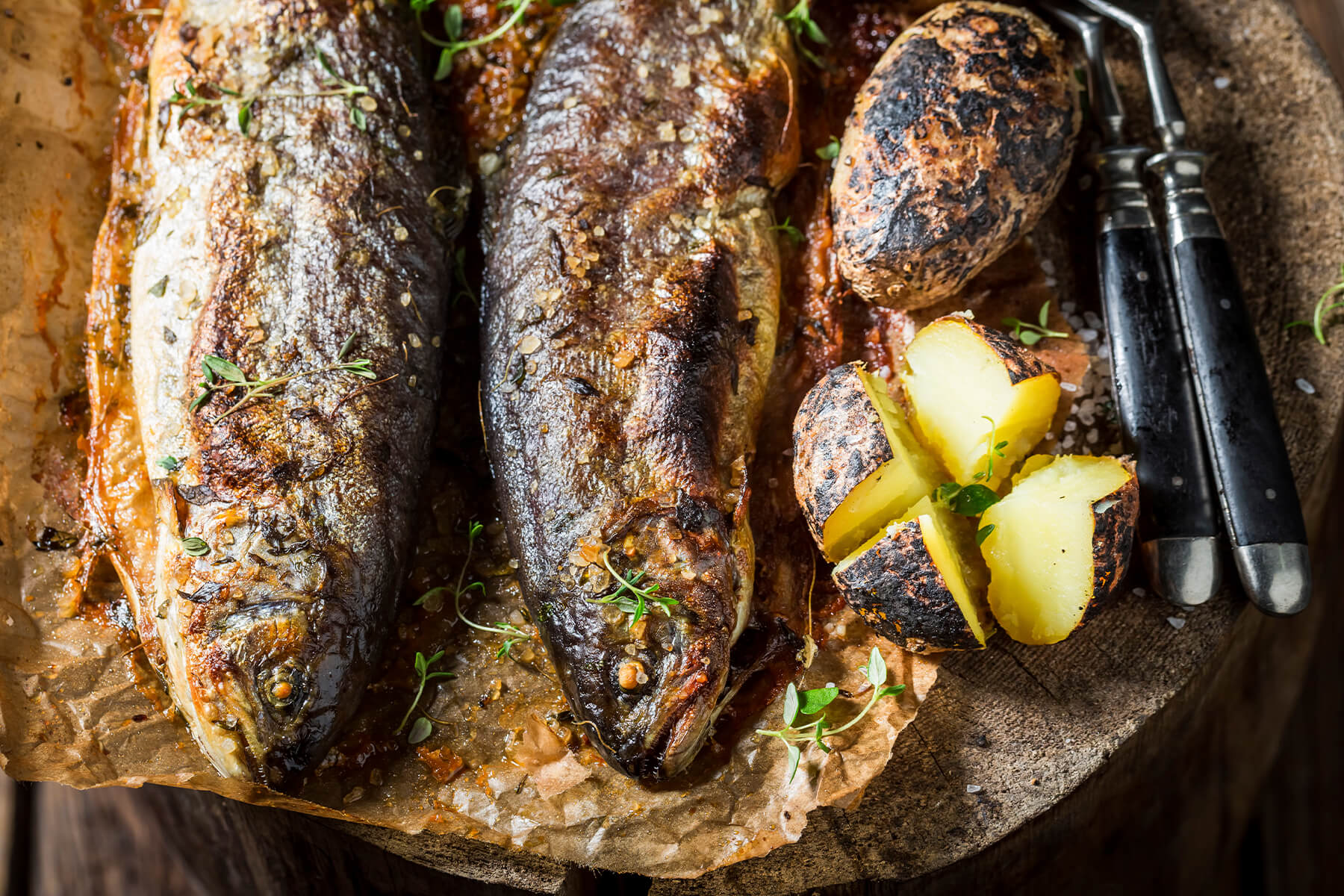 Gegrillte Forelle mit Aschekartoffeln