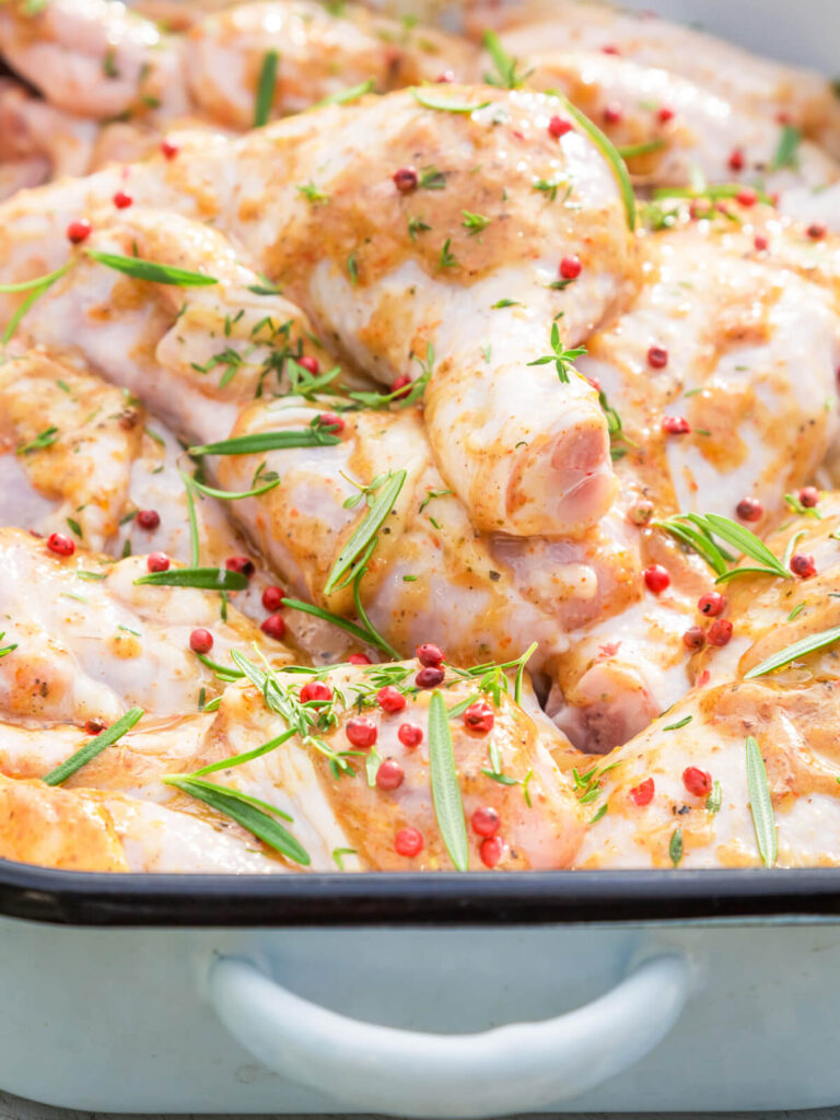 Gegrillte Hähnchenkeulen vom Holzkohlegrill (Hähnchenschenkel mit Honig, Rosmarin & rosa Pfeffer)