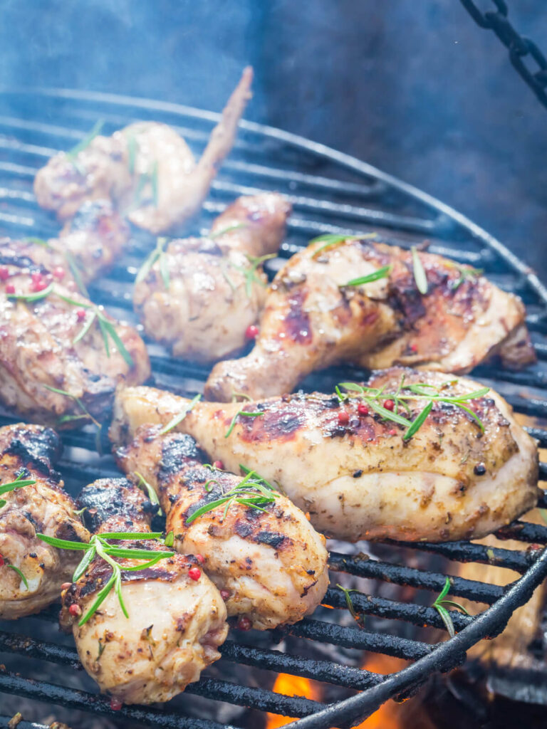 Gegrillte Hähnchenkeulen vom Holzkohlegrill (Hähnchenschenkel mit Honig, Rosmarin & rosa Pfeffer)