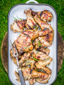 Gegrillte Hähnchenkeulen vom Holzkohlegrill (Hähnchenschenkel mit Honig, Rosmarin & rosa Pfeffer)