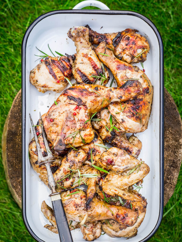 Gegrillte Hähnchenkeulen vom Holzkohlegrill (Hähnchenschenkel mit Honig, Rosmarin & rosa Pfeffer)