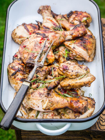Gegrillte Hähnchenkeulen vom Holzkohlegrill (Hähnchenschenkel mit Honig, Rosmarin & rosa Pfeffer)