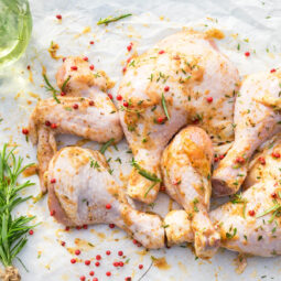 Gegrillte Hähnchenkeulen vom Holzkohlegrill (Hähnchenschenkel mit Honig, Rosmarin & rosa Pfeffer)