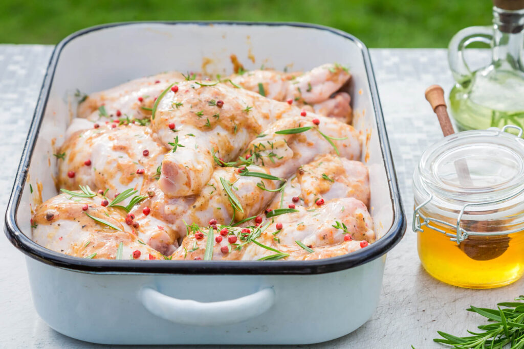 Gegrillte Hähnchenkeulen vom Holzkohlegrill (Hähnchenschenkel mit Honig, Rosmarin & rosa Pfeffer)