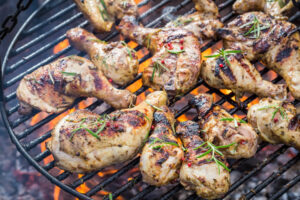 Gegrillte Hähnchenkeulen vom Holzkohlegrill (Hähnchenschenkel mit Honig, Rosmarin & rosa Pfeffer)