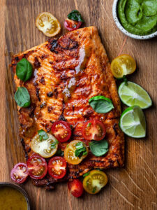 Gegrilltes Lachsfilet mit buntem Tomatensalat und Avocado-Sauce